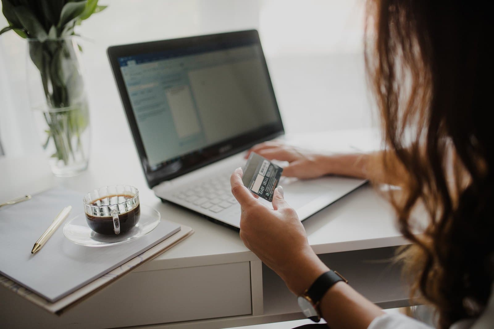 Une carte bancaire devant un site : le moment où la confiance envers le site se transforme, ou non, en achat.