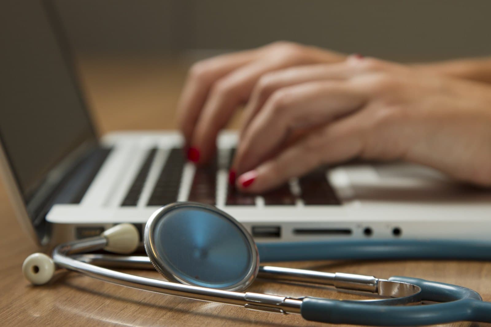 Un stéthoscope posé sur un ordinateur : la santé qui se cherche en ligne, le terrain de l'étude.
